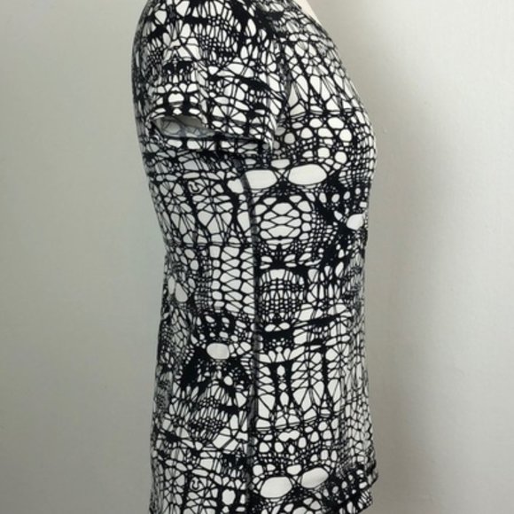 LULULEMON Lively Crewneck T-SHIRT Vitasea Black GLACIER Lace Pattern! Size 4! - Picture 5 of 7